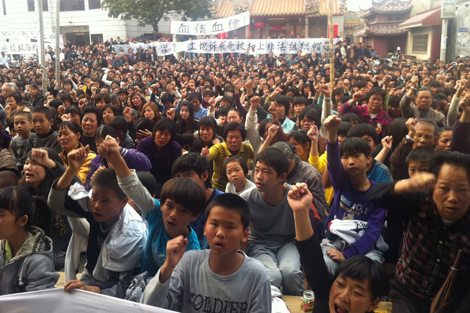 A crowd gathers at the Xianweng Opera Stage to hold a memorial meeting for Xue Jinbo.